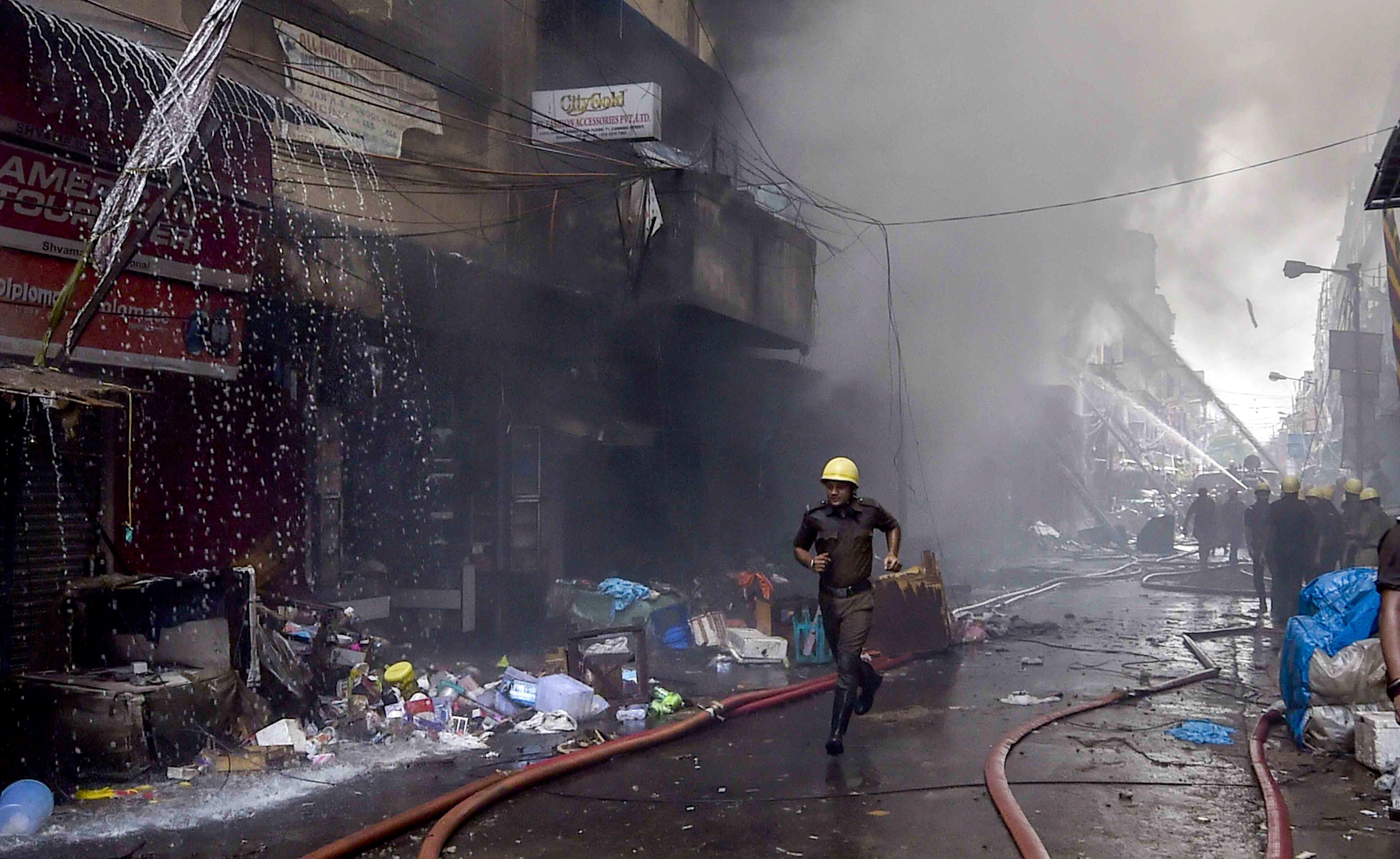 fire-broke-out-in-bagbazar-region-in-kolkata-affected-a-portion-of-maa